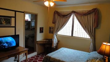 Kamar Standar, 1 Tempat Tidur Double | Brankas, meja kerja, ruang kerja ramah laptop, dan kedap suara