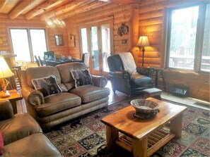 Télévision, cheminée, baby-foot, livres