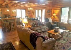 Télévision, cheminée, baby-foot, livres