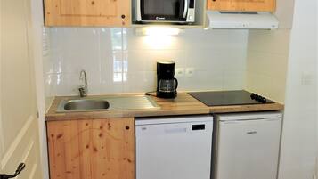 Réfrigérateur, micro-ondes, lave-vaisselle, cafetiÚre/bouilloire