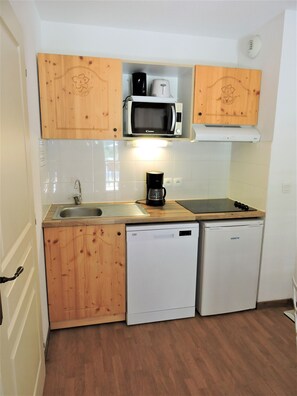 KĂŒhlschrank, Mikrowelle, GeschirrspĂŒler