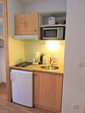 Réfrigérateur, micro-ondes, plaque de cuisson, lave-vaisselle