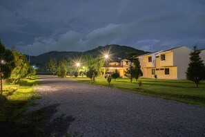 Voorkant accommodatie - avond/nacht