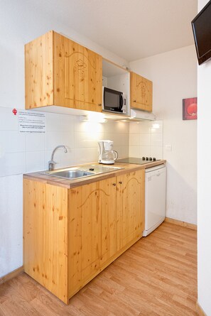 Réfrigérateur, micro-ondes, plaque de cuisson, lave-vaisselle