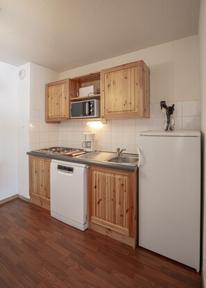 Kühlschrank, Mikrowelle, Herdplatte, Geschirrspüler