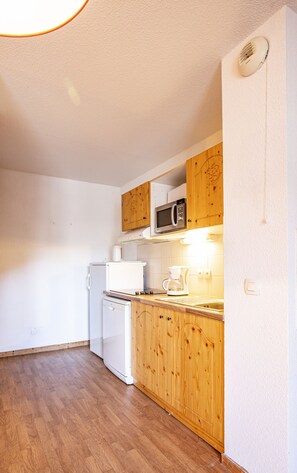 Køleskab, mikrobølgeovn, kogeplade, opvaskemaskine