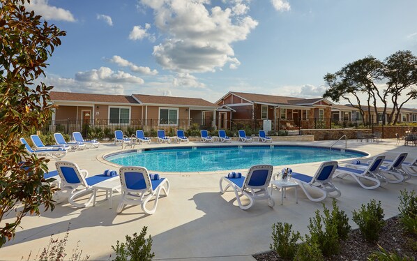 Piscina a l'aire lliure, para-sols i gandules 