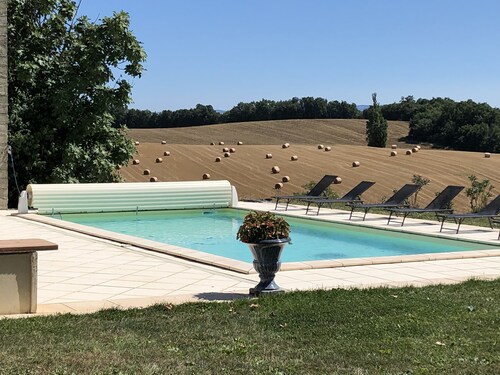 Gite pour 12-14 personnes aux milieux des champs.