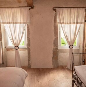 5 chambres, fer et planche à repasser, Wi-Fi, draps fournis