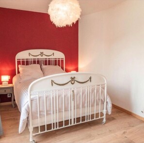 5 bedrooms, iron/ironing board, WiFi, bed sheets