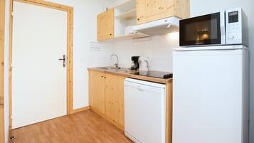 Refrigerador, microondas, placa de cocina, lavavajillas