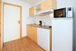 Jääkaappi, mikroaaltouuni, liesi, astianpesukone