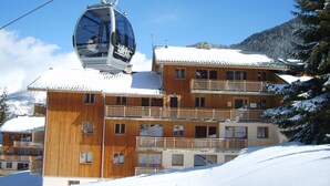 Ein Holzhaus mit mehreren Balkonen und einer Seilbahn.