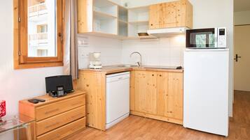 Fridge, microwave, dishwasher, coffee/tea maker