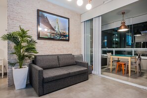 Quarto quádruplo luxo | Área de estar | TV de tela plana 42 polegadas com canais a cabo, TV