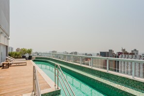 Piscina externa, funciona das 8h às 22h, espreguiçadeiras