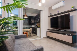 Quarto quádruplo luxo | Área de estar | TV de tela plana 42 polegadas com canais a cabo, TV