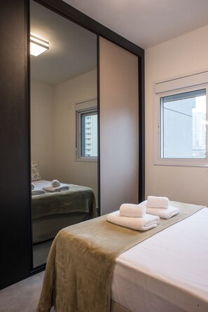 Habitación cuádruple Deluxe | Escritorio, espacio para trabajar con laptop y cortinas blackout 