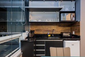 Quarto quádruplo luxo | Cozinha privada | Geladeira, micro-ondas, cooktop, cafeteira/chaleira