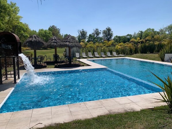 Una piscina al aire libre