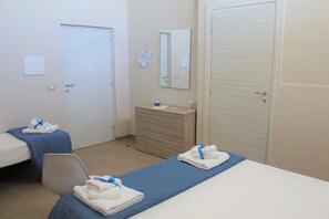 Tripla Basic | Copriletto in piuma, minibar, con stile personalizzato, una scrivania