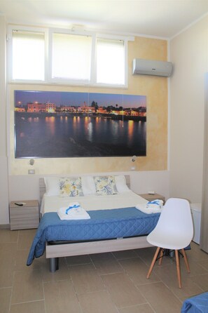 Tripla Basic | Copriletto in piuma, minibar, con stile personalizzato, una scrivania