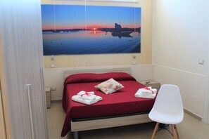 Cubrecamas, minibar, decoración personalizada y escritorio