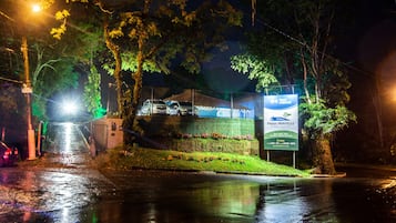 Voorkant accommodatie - avond/nacht