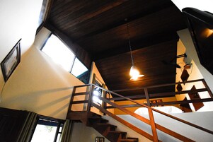 Habitación familiar | Espacio para trabajar con un portátil, wifi gratis, ropa de cama