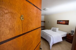 Laptop workspace, free WiFi, bed sheets, wheelchair access - Pousada Paris Hostelli (Itatiaia)