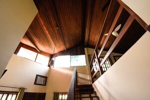 Habitación familiar | Espacio para trabajar con un portátil, wifi gratis, ropa de cama