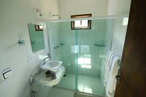 Ducha, artículos de tocador gratuitos, toallas, jabón