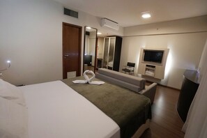 Quarto quádruplo standard, 1 cama de casal e sofá-cama | Cofres nos quartos, ferros/tábuas de passar roupa, Wi-Fi de cortesia