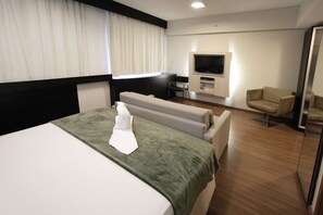 Habitación cuádruple estándar, 1 cama doble con sofá cama | Caja fuerte, tabla de planchar con plancha, wifi gratis y ropa de cama