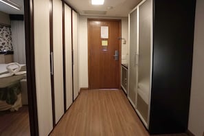 Habitación cuádruple estándar, 1 cama doble con sofá cama | Caja fuerte, tabla de planchar con plancha, wifi gratis y ropa de cama