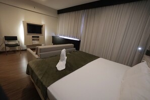 ห้องสแตนดาร์ดสำหรับสี่ท่าน, เตียงใหญ่ 1 เตียง และโซฟาเบด | ตู้นิรภัยในห้องพัก, เตารีด/โต๊ะรีดผ้า, Wi-Fi ฟรี, ผ้าปูที่นอน