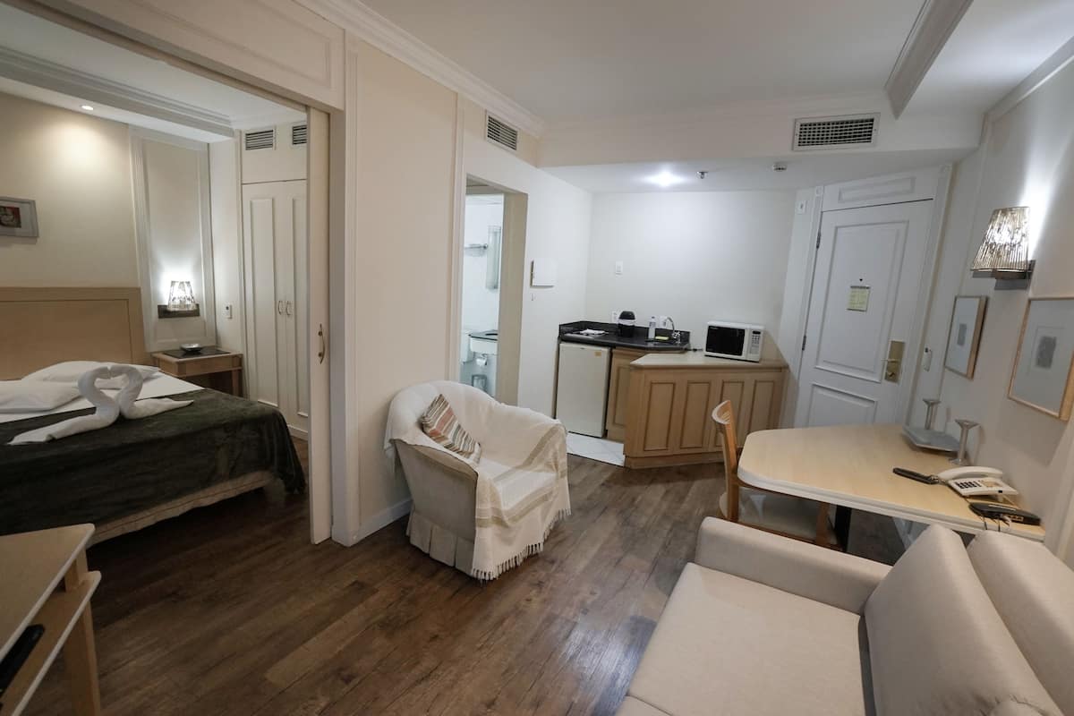 Standard Quadruple Room | Living area