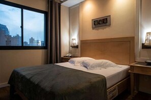 Quarto quádruplo standard | Cofres nos quartos, escrivaninha, ferros/tábuas de passar roupa