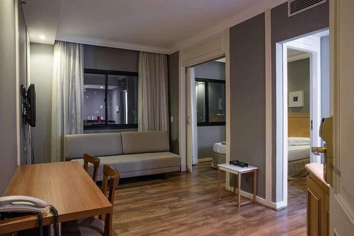 Standard Triple Room | Peti besi dalam bilik, meja, seterika/papan seterika, Wi-fi percuma