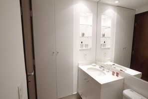 Apartamento standard | Banheiro | Chuveiro, secador de cabelo, toalhas de banho, sabonete