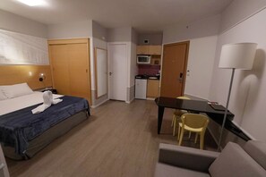 Quarto quádruplo superior | Cofres nos quartos, escrivaninha, espaço de trabalho para notebook