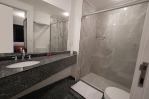 Quarto quádruplo luxo | Banheiro | Toalhas de banho