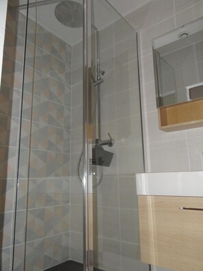 Een haardroger, handdoeken