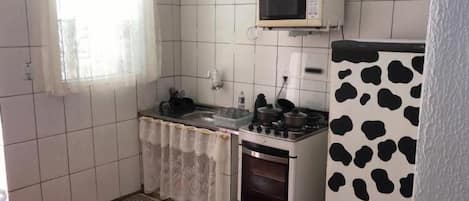 Basic House | Shared kitchen | Fridge, microwave, oven, cookware/dishes/utensils