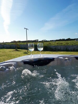 Outdoor spa tub - The boathouse: modern house by the sea (Kilkee)