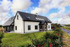 Exterior - The boathouse: modern house by the sea (Kilkee)