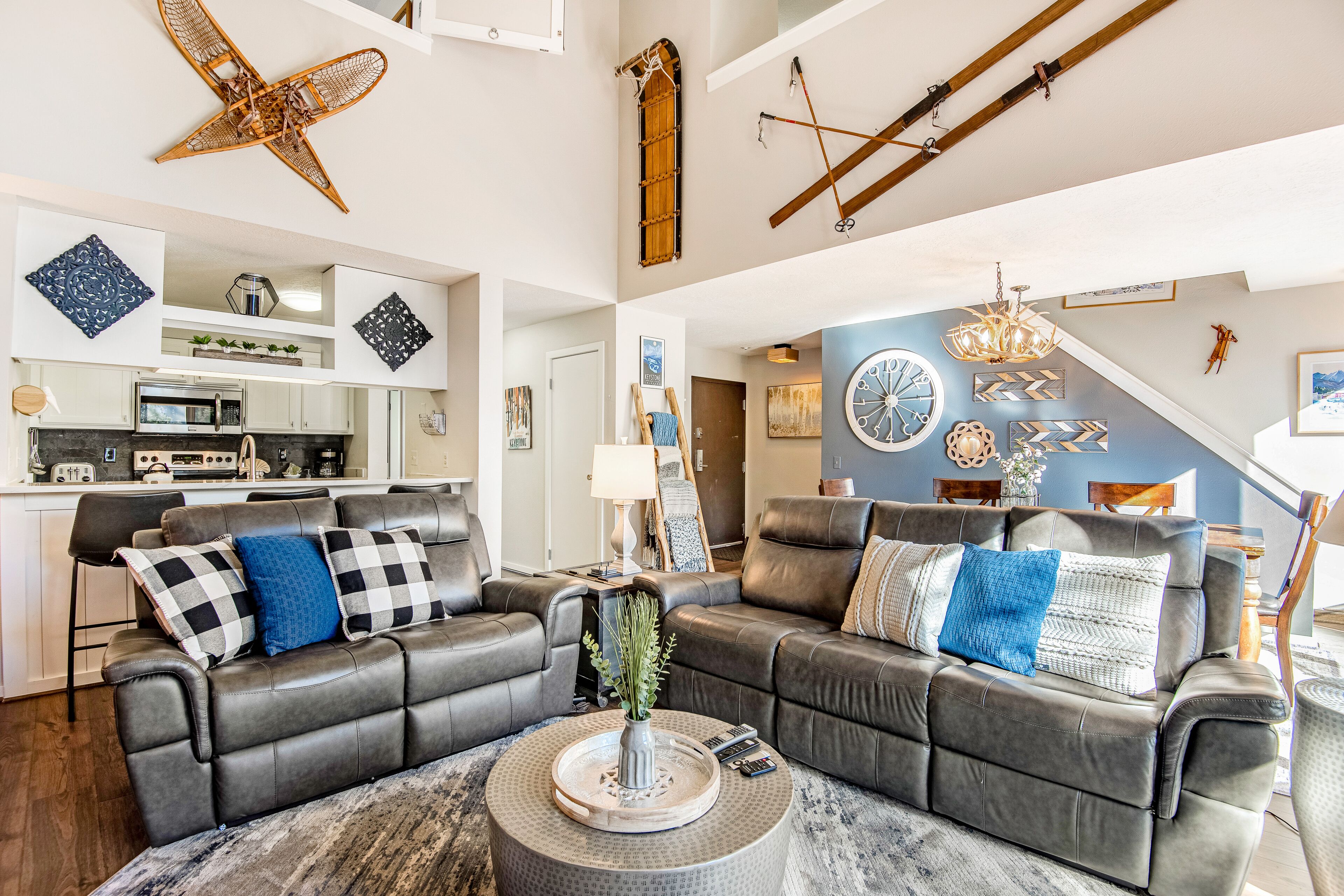 Mountain view condo w/ a balcony plus shared pool, dry sauna, & hot tubs