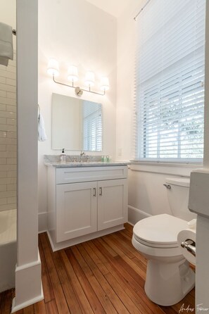 Combined shower/tub, hair dryer, towels