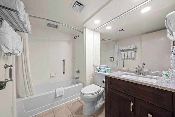 Un baño moderno con bañera, inodoro y lavabo.