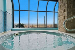 Una piscina interior con vistas despejadas del paisaje desértico a través de amplios ventanales.